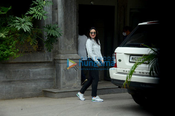 photos kareena kapoor khan saif ali khan jeh ali khan snapped in bandra 9