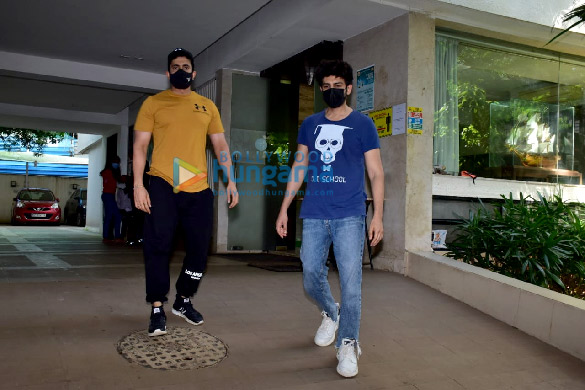 photos kartik aaryan and sunny singh snapped in juhu 1