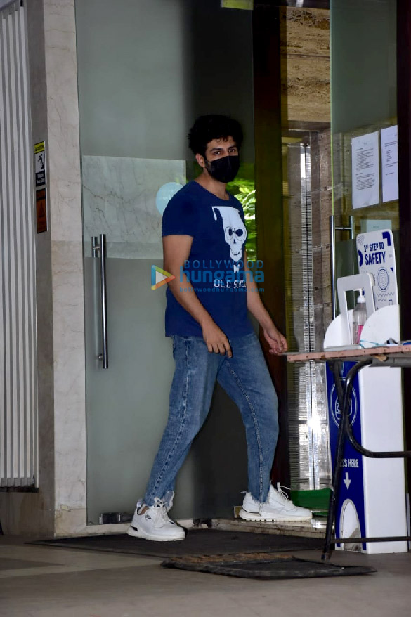 photos kartik aaryan and sunny singh snapped in juhu 3