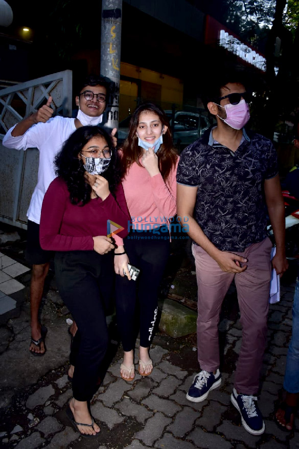 photos kartik aaryan snapped at rohit dhawans office in juhu 1 3