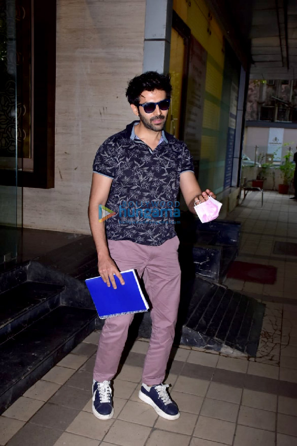 photos kartik aaryan snapped at rohit dhawans office in juhu 2 3