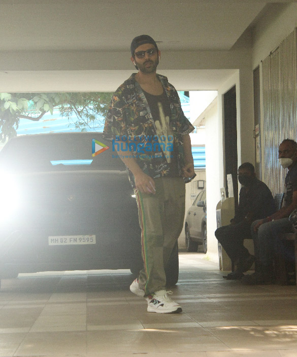 photos kartik aaryan snapped in juhu 2 12