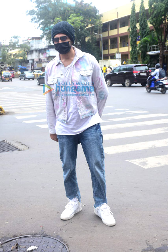 photos kartik aaryan spotted at bastian in bandra 3
