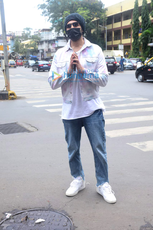 photos kartik aaryan spotted at bastian in bandra 4