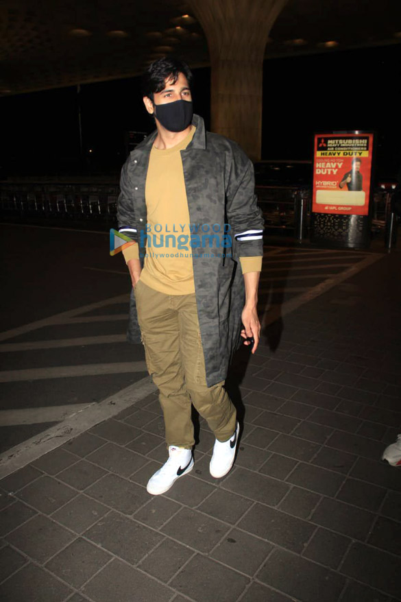 photos kiara advani mouni roy sidharth malhotra and others snapped at the airport 3