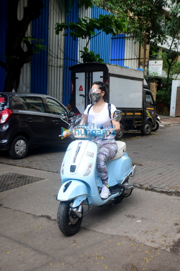 photos kim sharma spotted at bandra 2 2