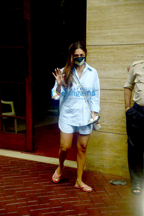 photos malaika arora and sophie choudry snapped outside the formers residence 4
