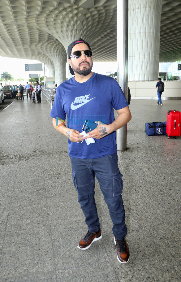 photos mika singh shirley setia and aly goni snapped at the airport 1