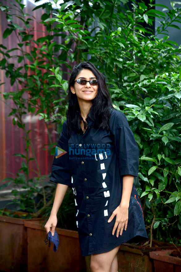 photos mrunal thakur spotted at bandra 2