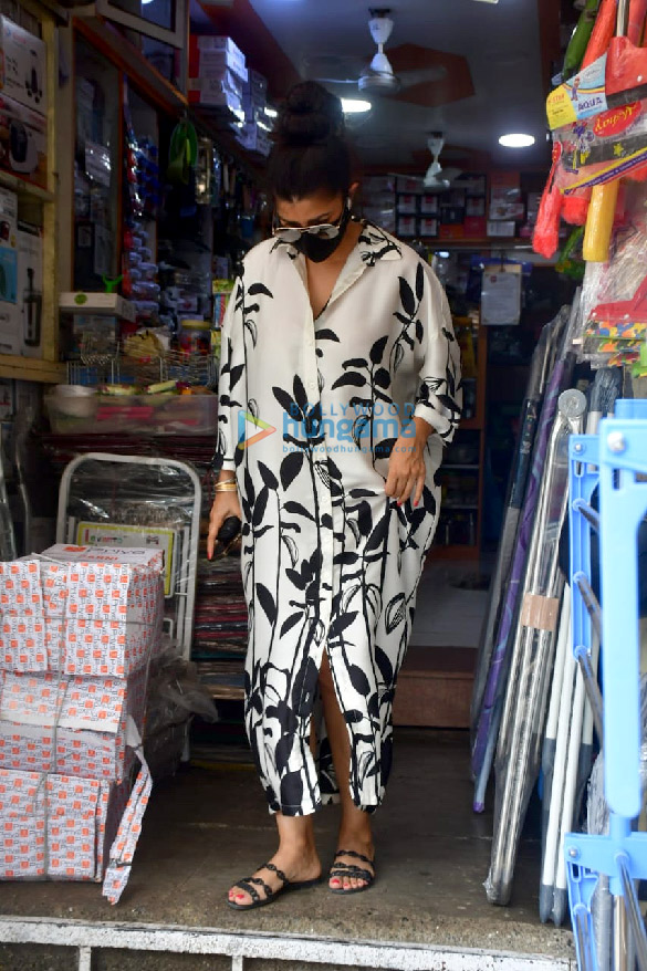 photos nimrat kaur spotted at a store in bandra 2