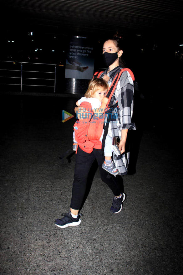 photos parineeti chopra and kalki koechlin snapped at the airport 4