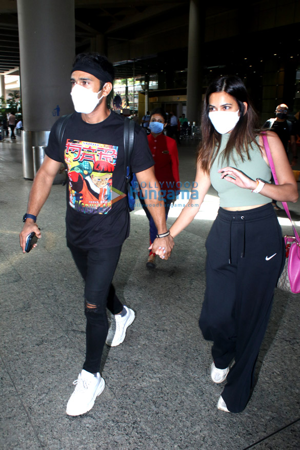 photos pooja hegde pulkit samrat kriti kharbanda and others snapped at the airport 2