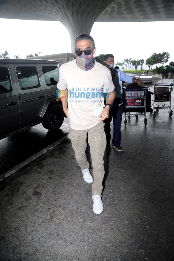 photos prachi desai and suniel shetty snapped at the airport 2