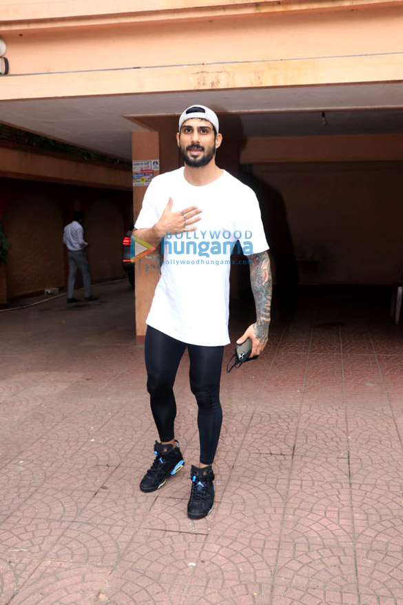 photos prateik babbar snapped in bandra 3
