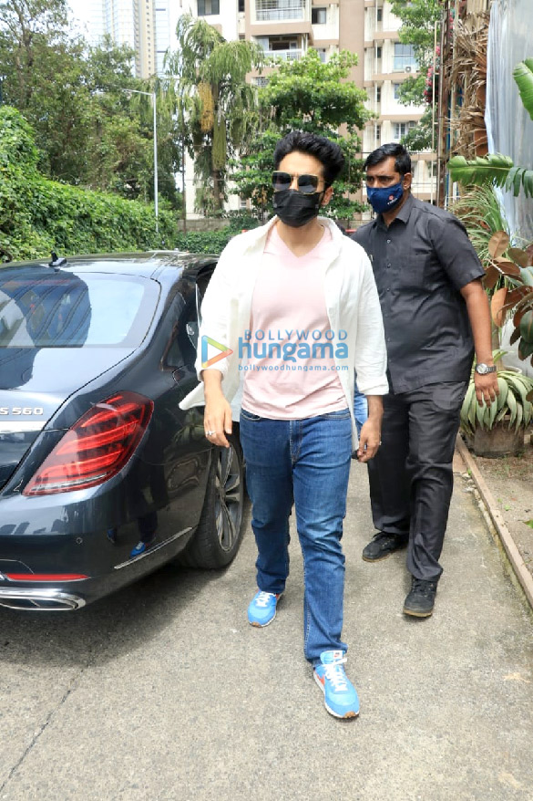 photos rakul preet singh jackky bhagnani kajal agarwal and others snapped at bastian in worli 3