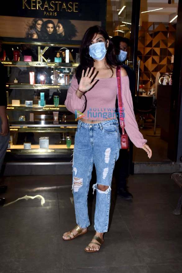 Photos: Rhea Chakraborty snapped at a salon in Juhu Photos: Rhea Chakraborty snapped at a salon in Juhu