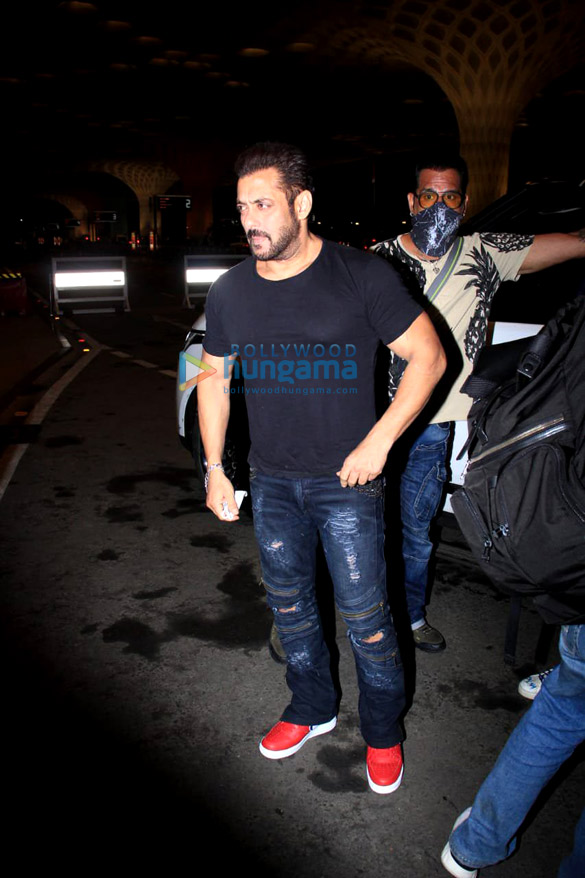 photos salman khan katrina kaif and bhumi pednekar snapped at the airport 8