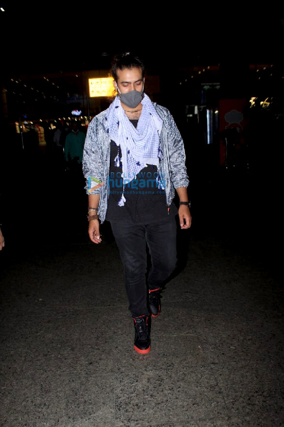 photos sanjay dutt and jubin nautiyal snapped at the airport 6