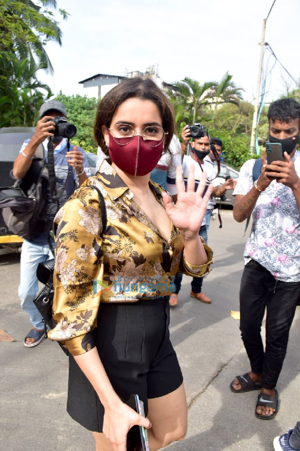 photos sanya malhotra and rajkummar rao snapped in juhu 5
