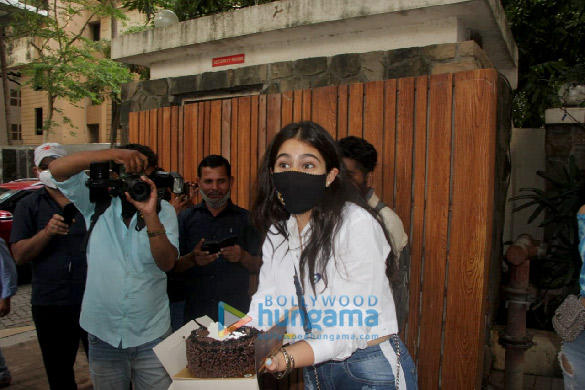 photos sara ali khan celebrates her birthday with the media 2