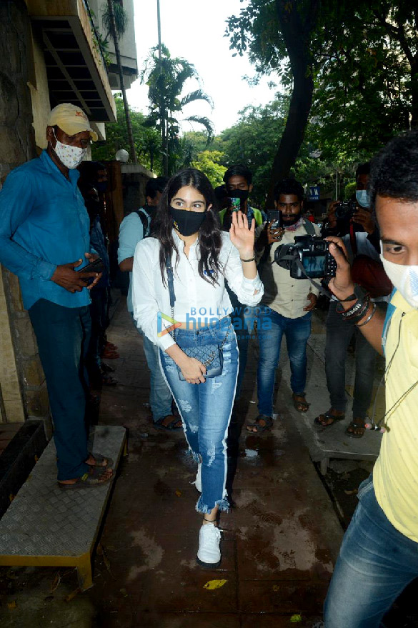 photos sara ali khan celebrates her birthday with the media 5
