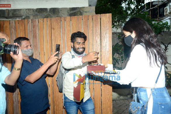 photos sara ali khan celebrates her birthday with the media 6