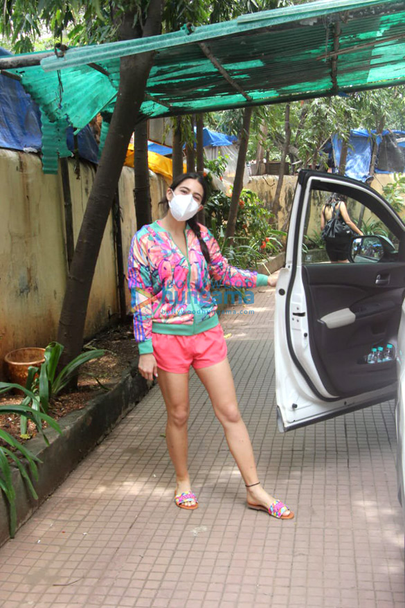 photos sara ali khan spotted at pilates class in santacruz 2
