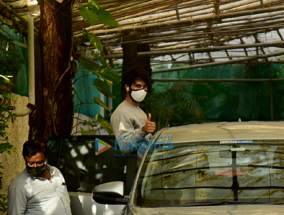 Photos: Shahid Kapoor snapped at Sunny Super Sound in Juhu Photos: Shahid Kapoor snapped at Sunny Super Sound in Juhu