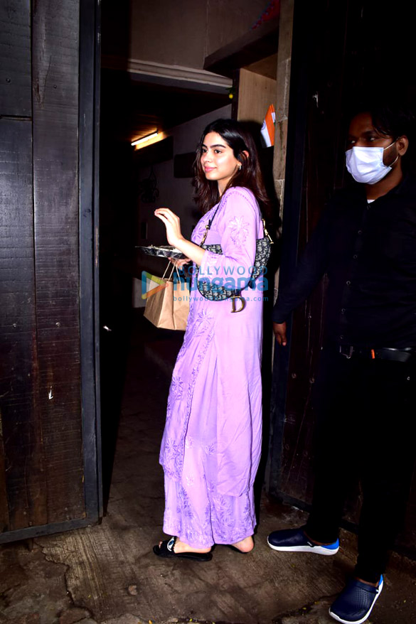 photos shanaya kapoor khushi kapoor and others snapped at anil kapoors residence for rakshabandhan 2021 6