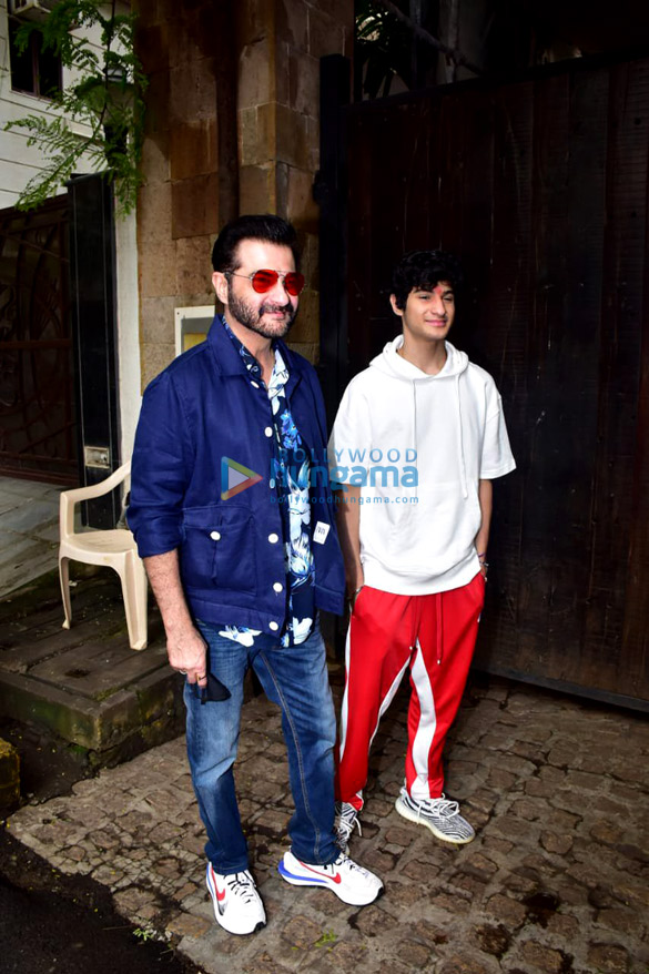 photos shanaya kapoor khushi kapoor and others snapped at anil kapoors residence for rakshabandhan 2021 8