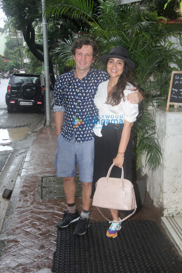 photos shriya saran spotted outside a cafe in bandra 3