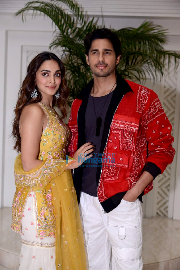 Photos: Sidharth Malhotra and Kiara Advani snapped during Shershaah promotions in New Delhi Photos: Sidharth Malhotra and Kiara Advani snapped during Shershaah promotions in New Delhi