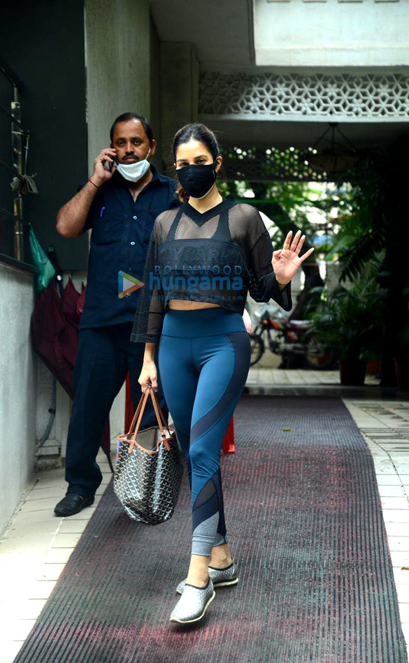 Photos: Sophie Choudry snapped at the gym in Bandra Photos: Sophie Choudry snapped at the gym in Bandra