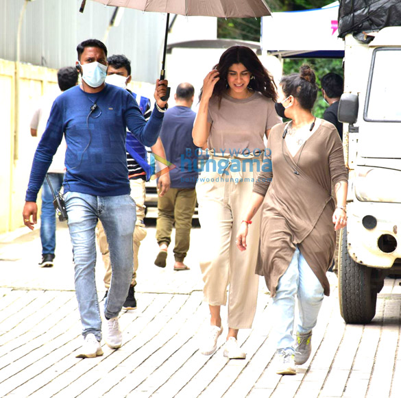 photos sunny deol pooja bhatt and shreya dhanwanthary snapped post shoot in juhu 3