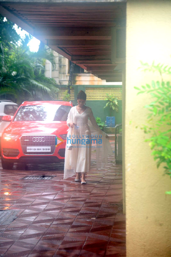 photos tara sutaria snapped in bandra 4 3