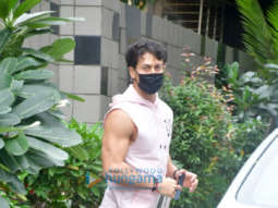 Photos: Tiger Shroff spotted at the gym in Khar