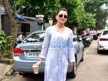 Photos Urvashi Rautela snapped in Juhu (1)