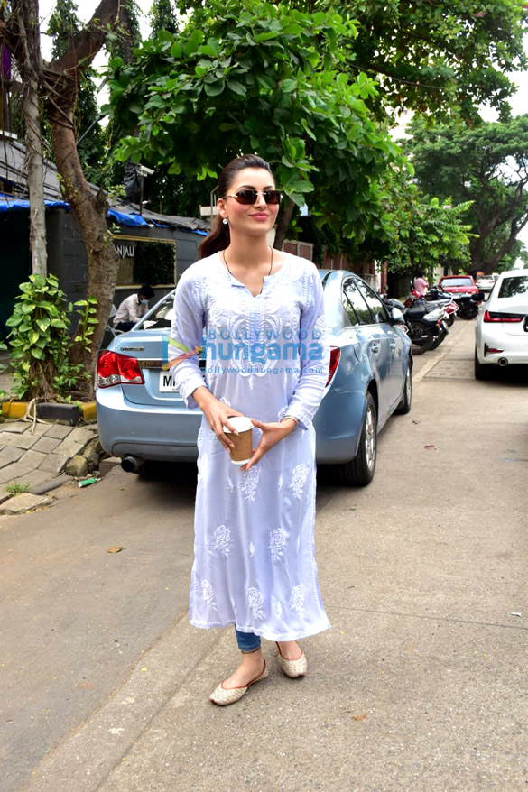 photos urvashi rautela snapped in juhu 4 11