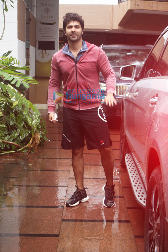 photos varun dhawan snapped at a gym in juhu 2 3