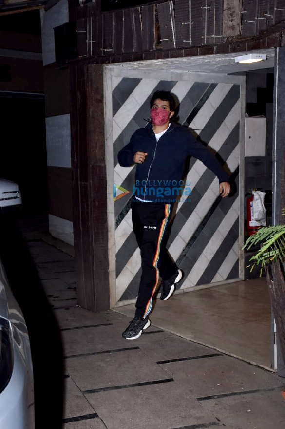 photos varun dhawan snapped at a gym in juhu 6