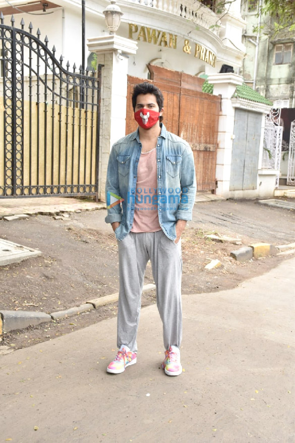 photos varun dhawan snapped in juhu 1 5