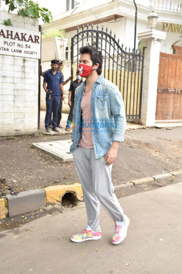 photos varun dhawan snapped in juhu 2 4