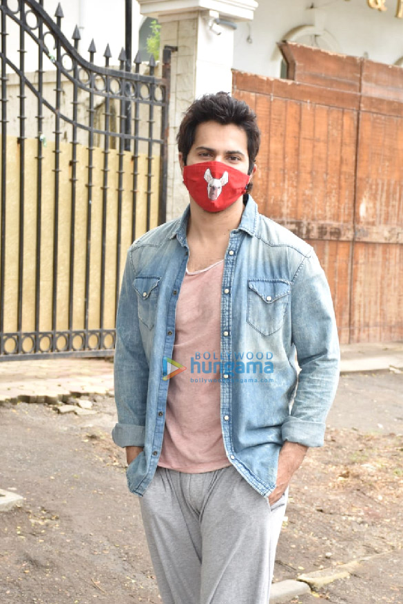 photos varun dhawan snapped in juhu 3 5