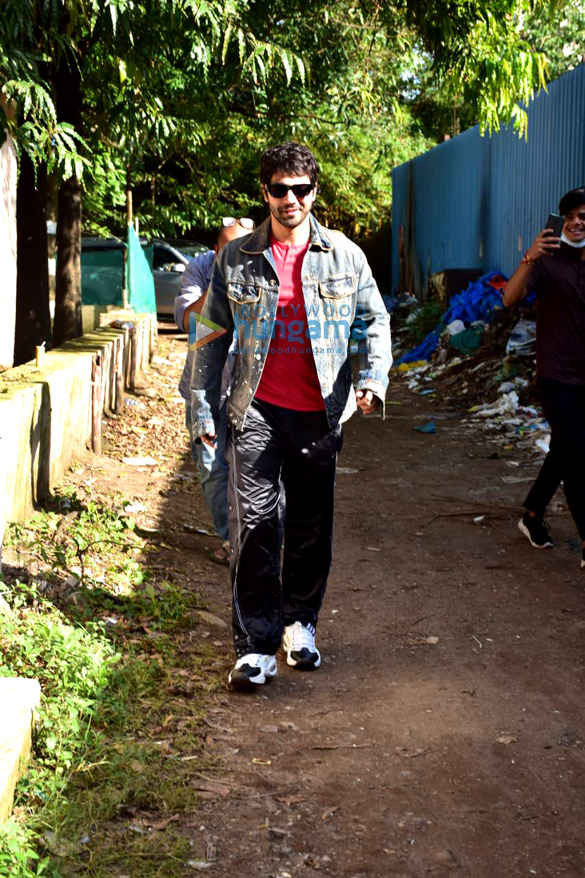 photos varun dhawan spotted at a studio for the rehearsals of his film jug jugg jeeyo 6