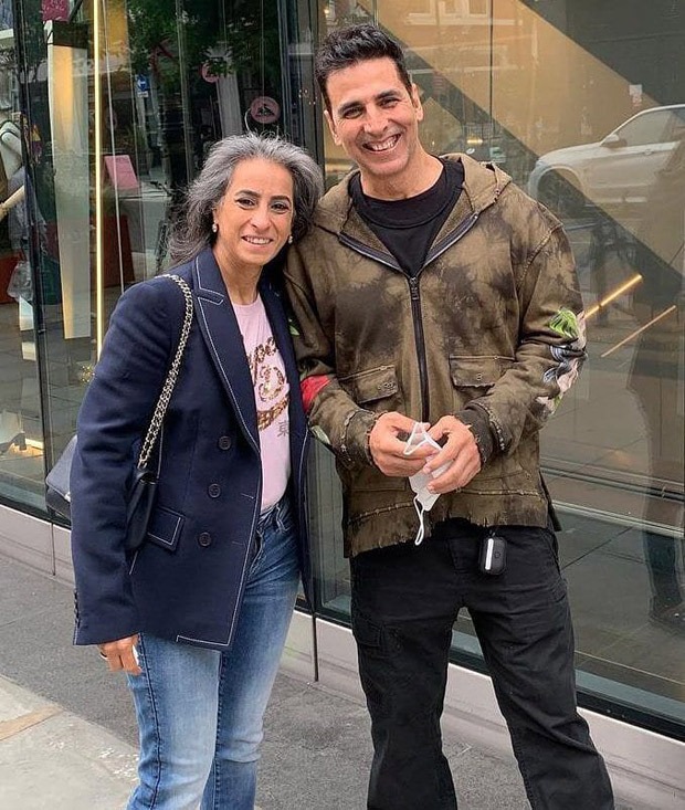 Akshay Kumar strikes a pose with a fan on the streets of London ...