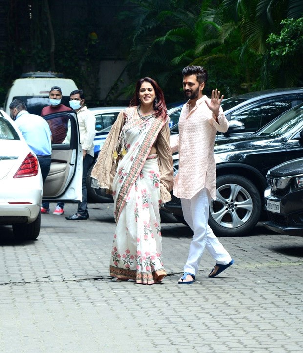 Genelia and Riteish Deshmukh give major couple style goals as they step out for Ganpati celebrations Genelia and Riteish Deshmukh give major couple style goals as they step out for Ganpati celebrations