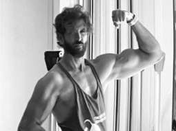 Hrithik Roshan flaunts his chiselled physique; says ‘Bolo Bollywood bicep ki jai’