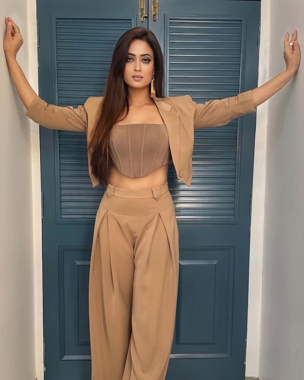 Khatron Ke Khiladi 11: Shweta Tiwari pairs beige corset top with high waisted pants and blazer