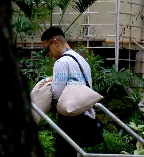 photos aamir khan snapped at bandra 1