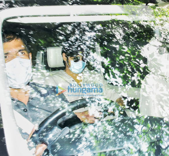 photos ajay devgn sidharth malhotra arjun kapoor and other celebs snapped at akshay kumars house in juhu 2